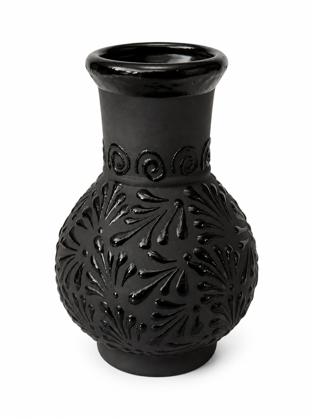 Jarrón de barro negro artesanal con diseño floral