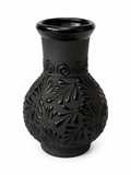 Jarrón de barro negro artesanal con diseño floral