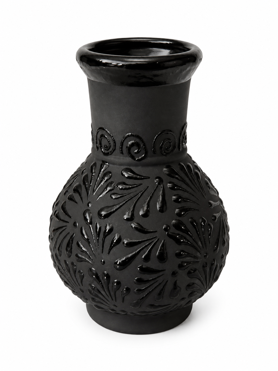 Jarrón de barro negro artesanal con diseño floral